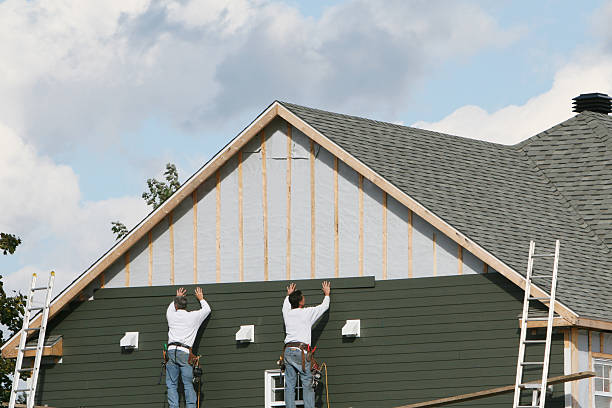 Professional Siding technician working in Washingtonville, OH